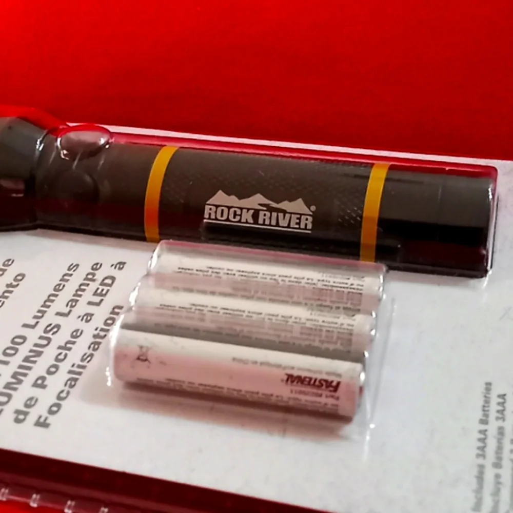 ROCK RIVER Flashlight. 300/100 Lumen LUMINUS LED Zoom Focus Flashlight.Brand New